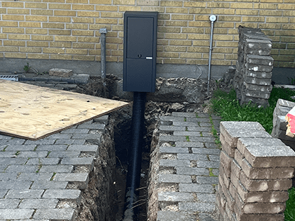 Billede af stikledning til stikskab i indkørsel