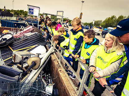 Børn på besøg på genbrugspladsen