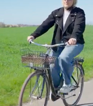 Billede af dame på en cykel