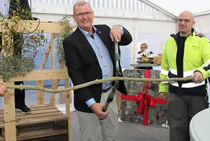 Billede af Sorøs borgmestet, Gert Jørgensen, da han "klipper grenen" til indvielsen af Sorø Bioenergi