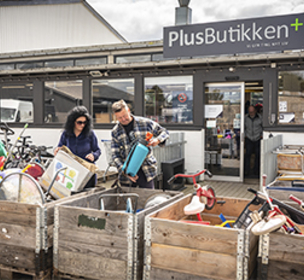 Billede af kunder foran PlusButikken i Rønnede