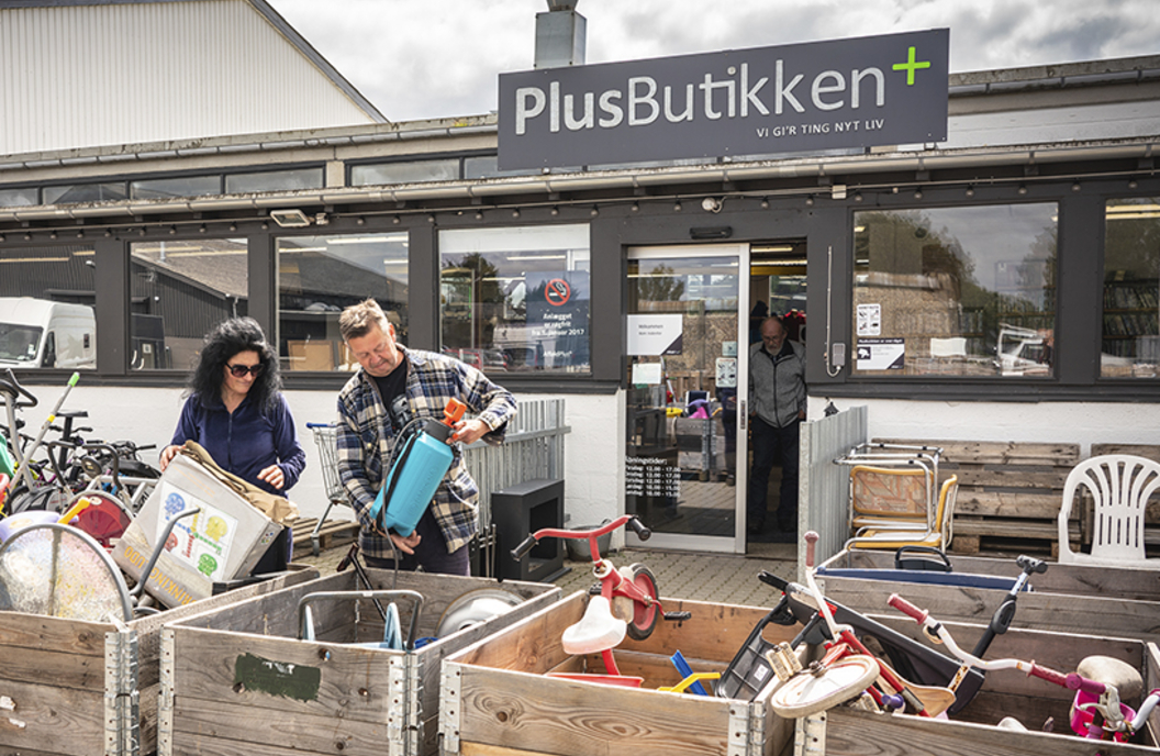 Billede af kunder foran PlusButikken i Rønnede