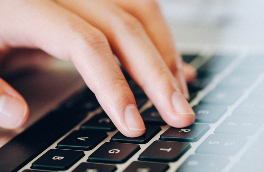 Billede af hænder på tastatur