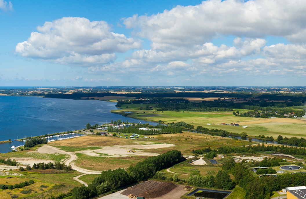 Luftfoto af fjorden ved ydernæs