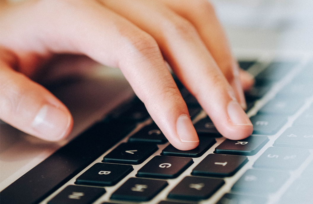 Billede af hænder på tastatur