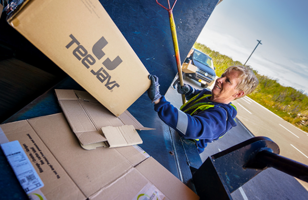 Billede af medarbejder ved papcontainer