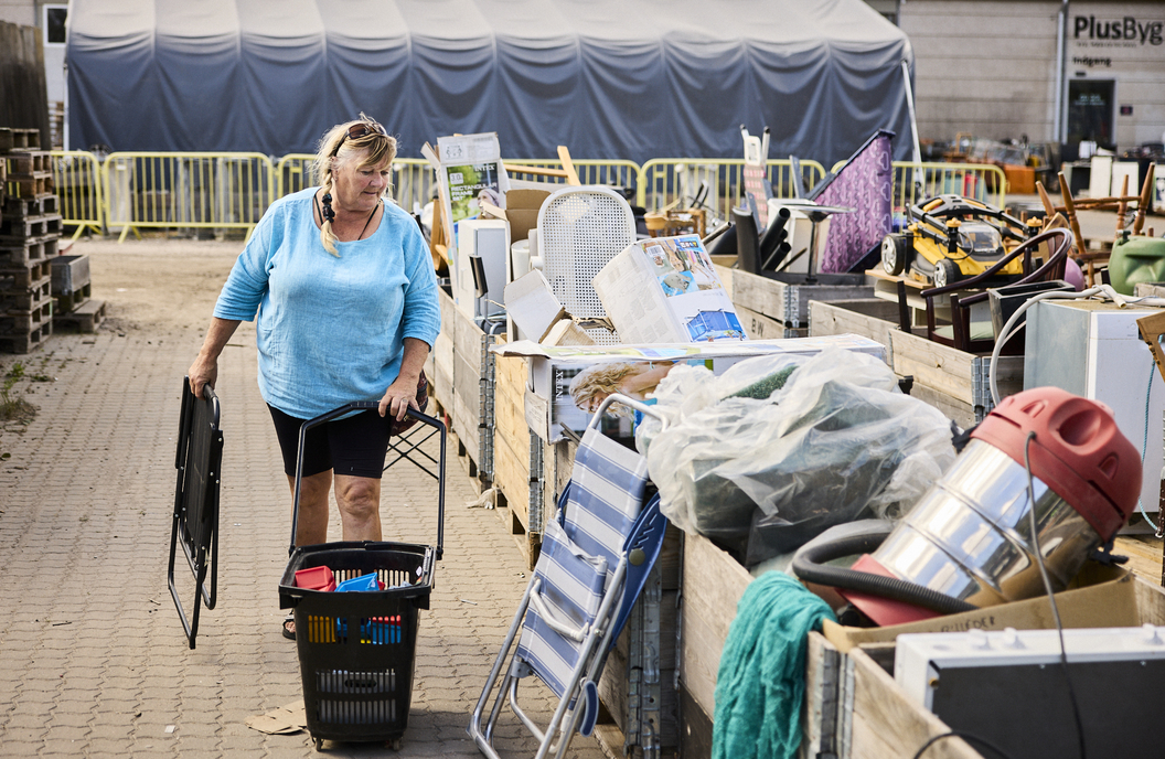 Billede af dame på indkøb i PlusByg