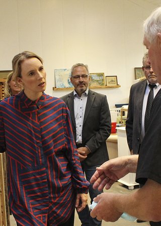 Billede af miljøminister, Lea Wermelin, på besøg i PlusByg