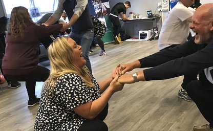 Billede af kolleger, der dyrker motion