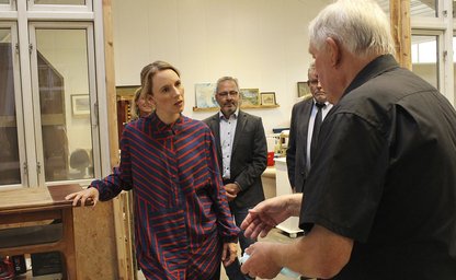 Billede af miljøminister, Lea Wermelin, på besøg i PlusByg